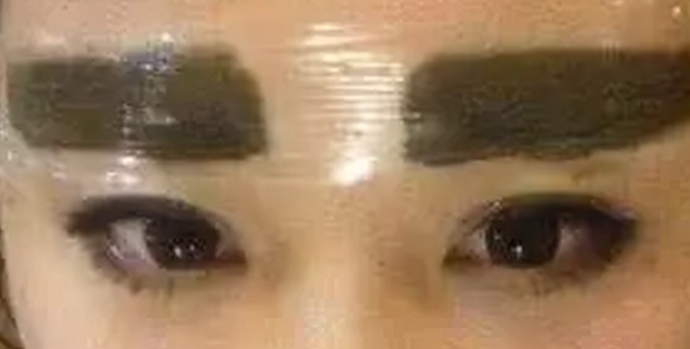 这个纹眉师肯定没受过任何培训,这个粗眉毛比眼睛都粗.